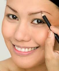 applying eyebrow pencil