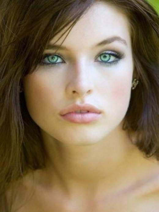 red eyeliner on green eyes
