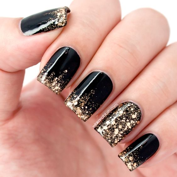 Go here for 16 Beautiful Glitter Nail Designs