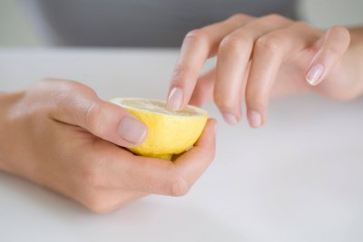 lemon to remove nail polish