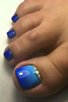 blue ombre toenails